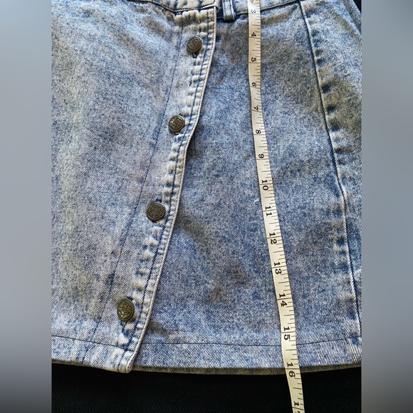 VTG 80’s Acid Washed Denim Button up High Waisted Mini Skirt! USA. Size 7! - Picture 13 of 15